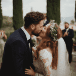 Braut und Bräutigam küssen sich bei ihrer Hochzeit.