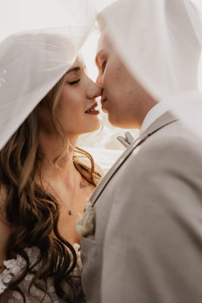 Braut und Bräutigam bei Hochzeitsfotografie, Nahaufnahme, Liebe.