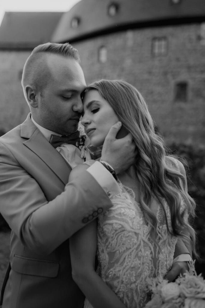 Verliebtes Brautpaar bei Hochzeitsfotografie, Miriam Weimer.
