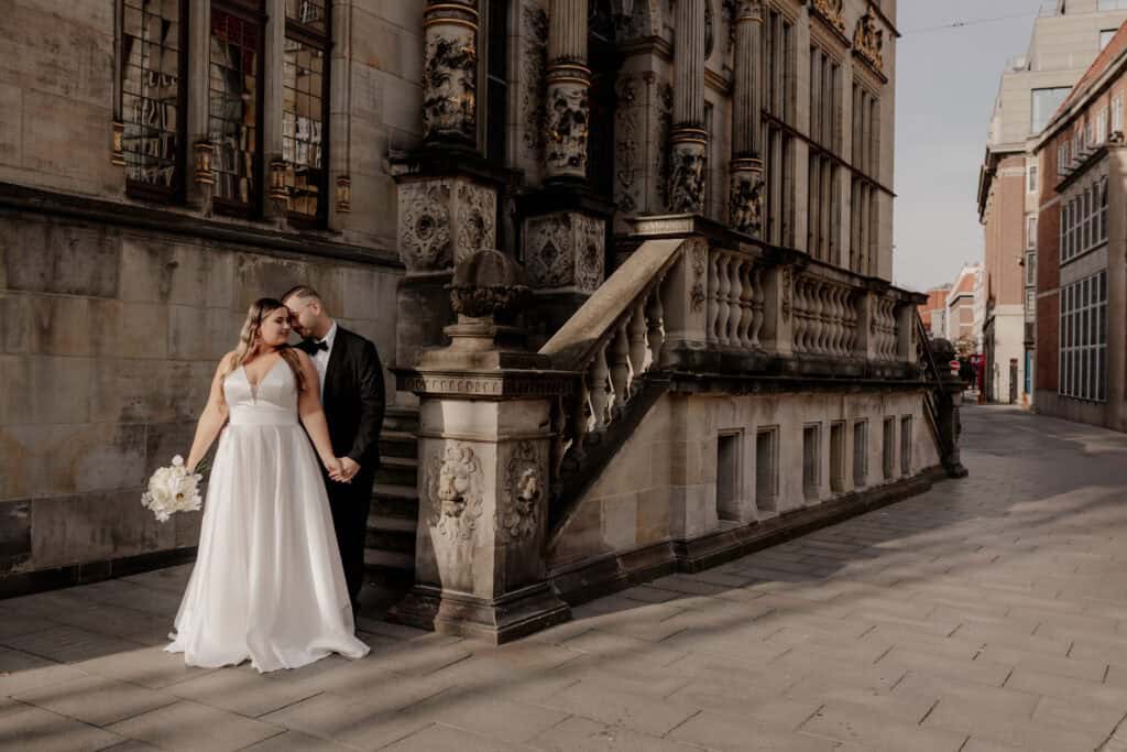 Verliebtes Brautpaar vor historischer Kulisse in Bremen.