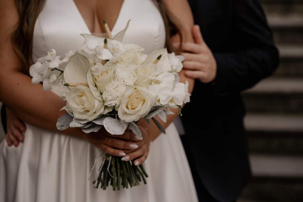 Braut mit weißem Blumenstrauß bei Hochzeitsfotoshooting in Bremen.