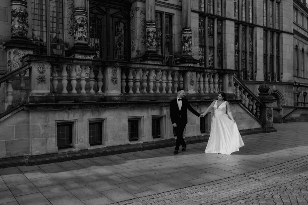 Hochzeitspaar vor historischem Gebäude in Bremen bei Insposhooting.