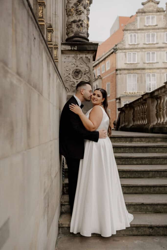 Verliebtes Brautpaar auf Treppe bei Insposhooting Bremen Lisa Marcel.