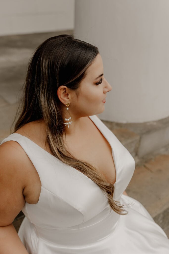 Porträt einer Braut mit eleganter Hochzeitsfrisur und Schmuck.