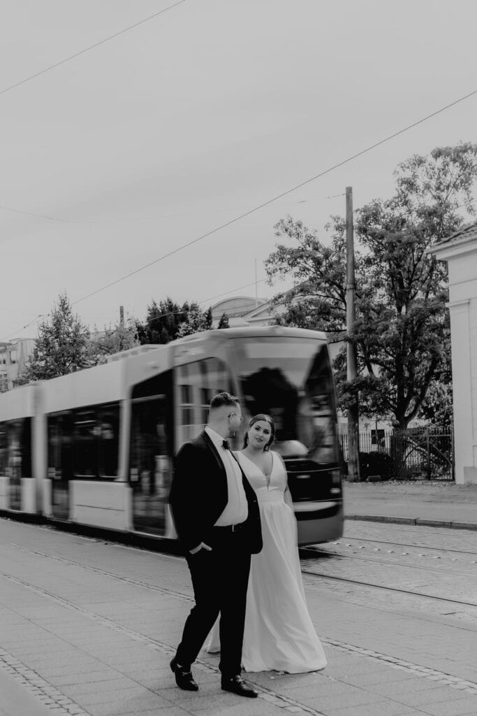Brautpaar vor Straßenbahn bei Insposhooting in Bremen.