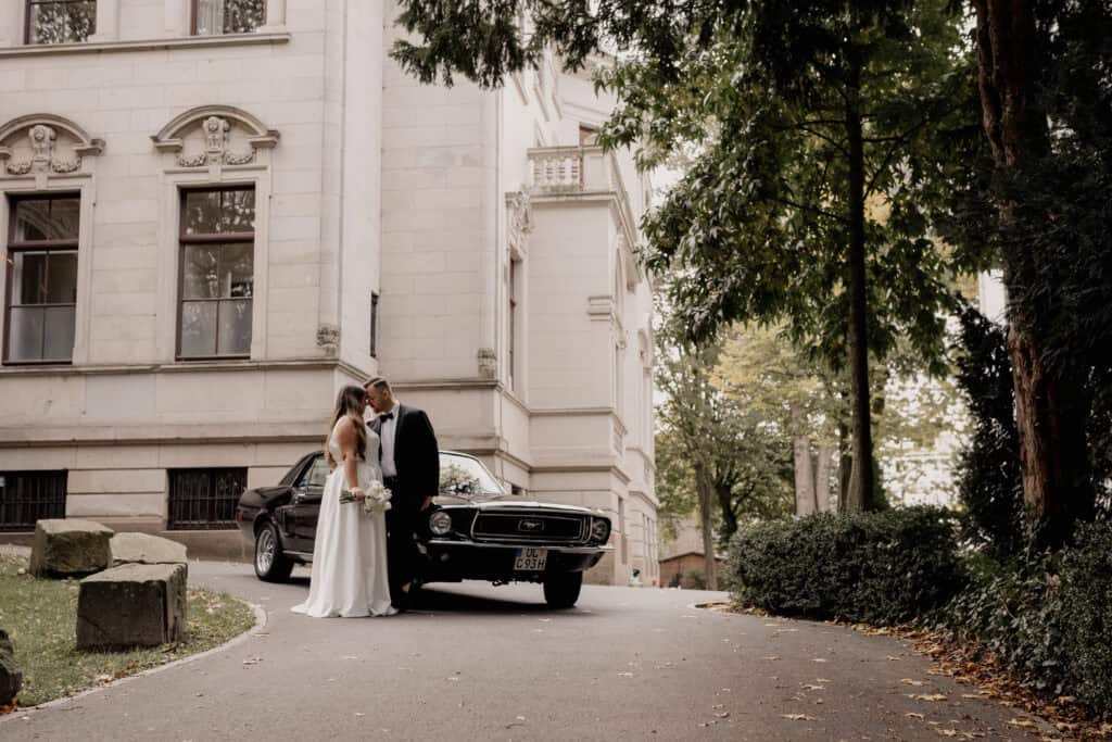 Brautpaar vor historischem Gebäude bei Hochzeitsfotografie in Bremen.