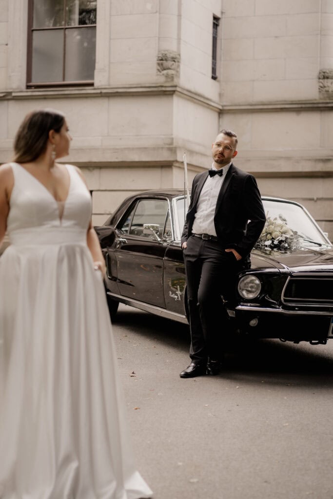 Braut und Bräutigam vor einem schwarzen Oldtimer bei Insposhooting Bremen.
