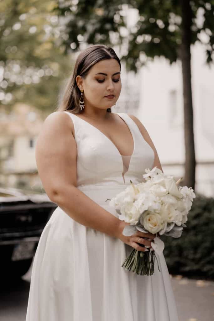 Braut in weißem Kleid mit Blumenstrauß bei Insposhooting Bremen Lisa Marcel.