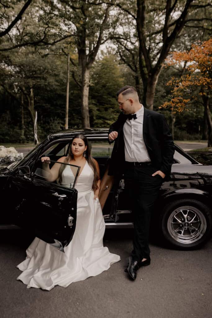 Elegantes Brautpaar vor schwarzem Auto bei Insposhooting Bremen Lisa Marcel.
