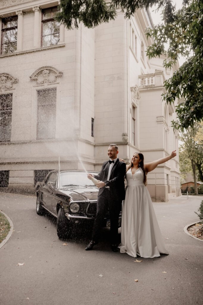 Brautpaar vor historischem Gebäude mit Oldtimer bei Insposhooting Bremen.