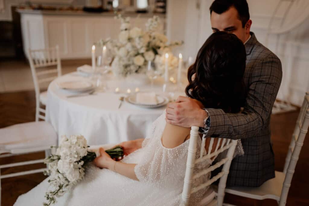 Braut und Bräutigam umarmen sich bei ihrer Hochzeit.