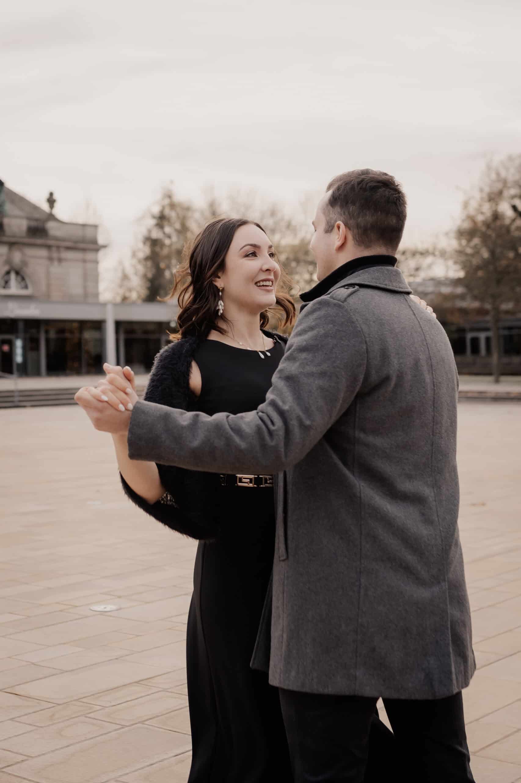 Paar tanzt im Freien bei Hochzeit, romantische Stimmung, Miriam Weimer.