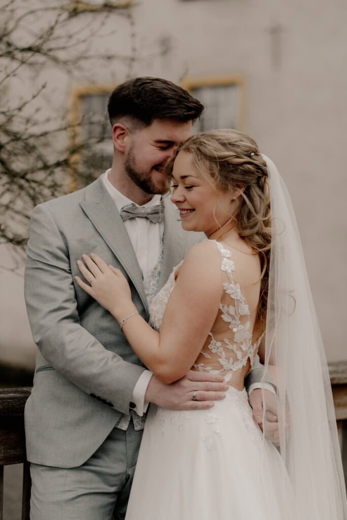 Braut und Bräutigam bei Hochzeit, Nahaufnahme, glückliches Paar.