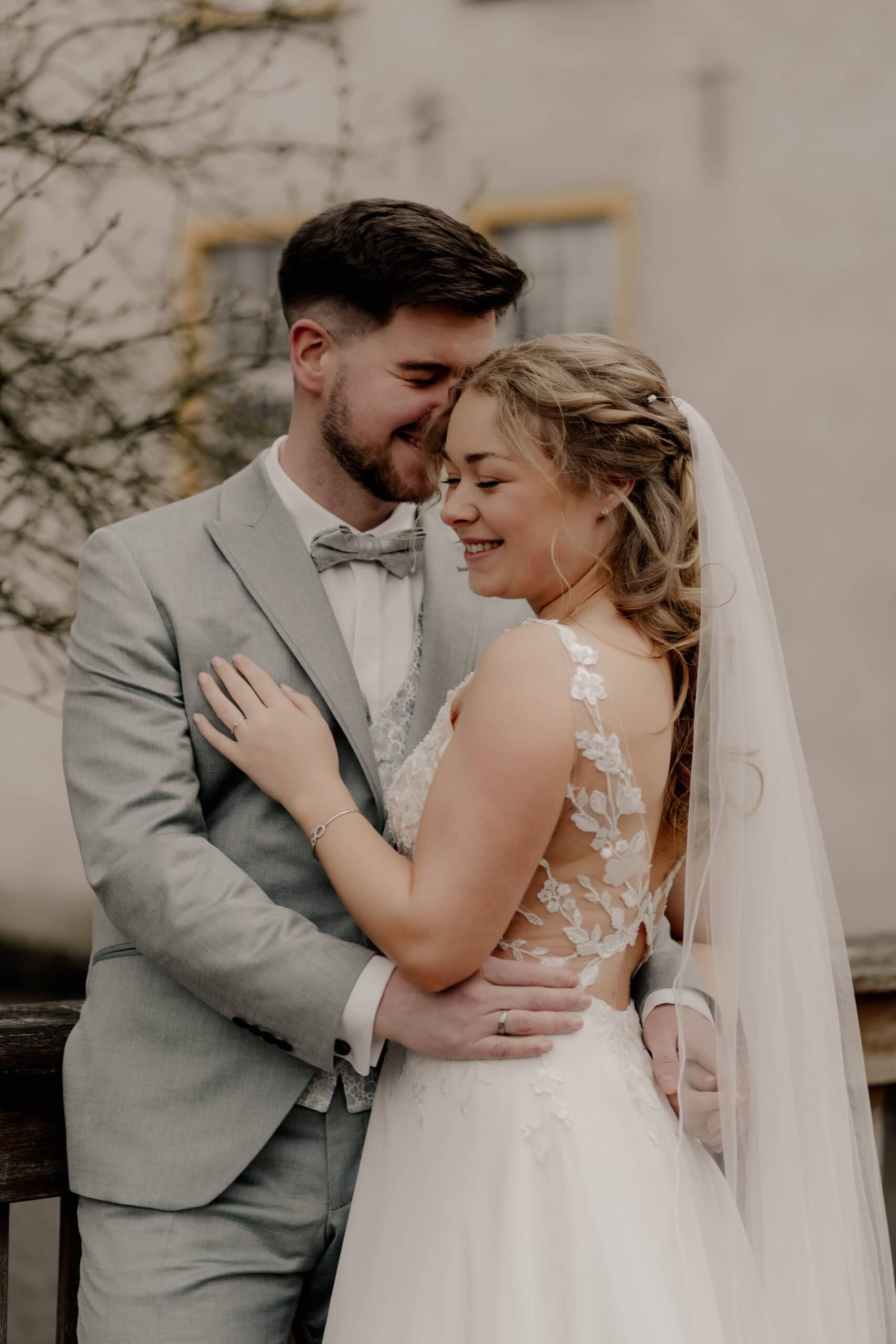 Braut und Bräutigam bei Hochzeit, Nahaufnahme, glückliches Paar.