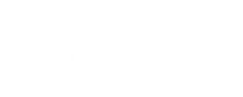 Hochzeitsfotografin Miriam Weimer bei einer Trauung im Freien.