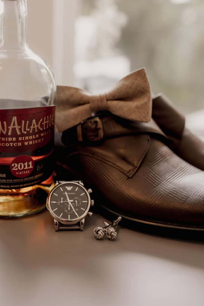 Whiskey, Schuhe, Uhr, Krawatte, Manschettenknöpfe.