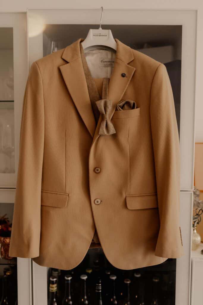 Beiger Blazer für Hochzeitskleidung, perfekt für Brautjungfern.