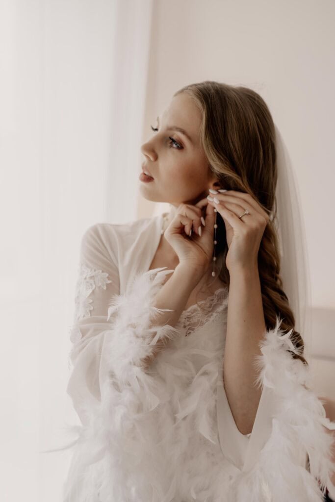 Miriam Weimer beim Anlegen ihrer Ohrringe am Hochzeitstag.