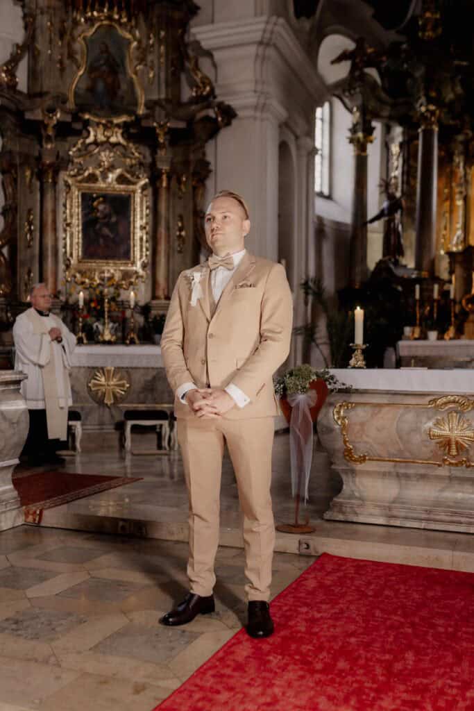 Mann im Hochzeitsanzug in Kirche bei Viola & Valentin.