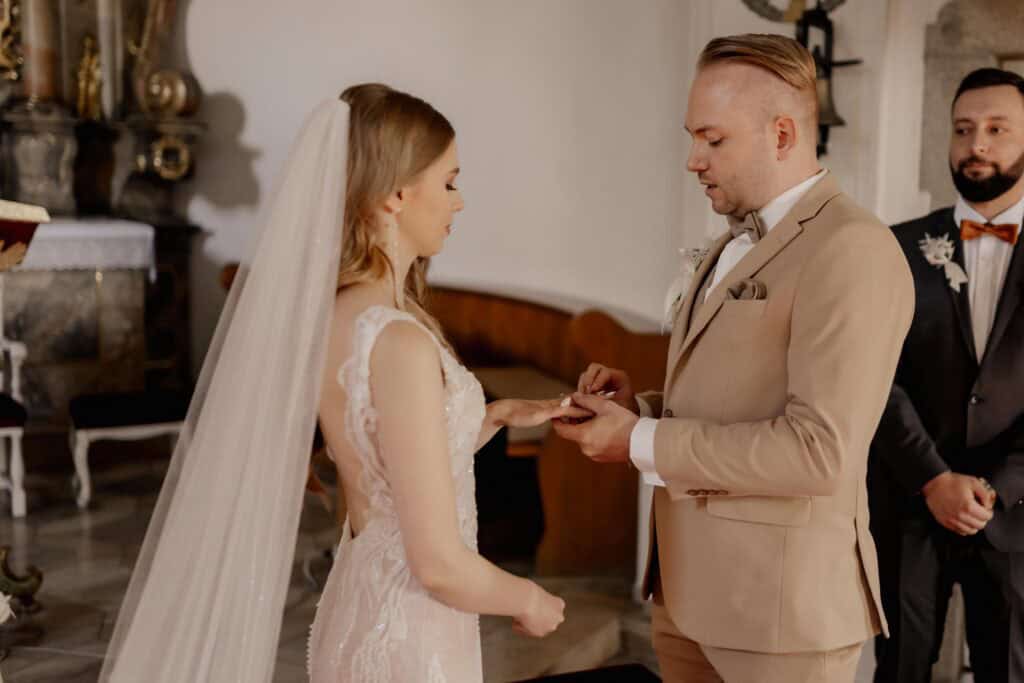 Braut und Bräutigam bei der Trauung, emotionaler Moment.