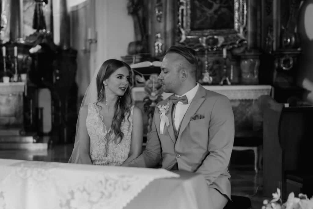 Braut und Bräutigam bei ihrer Hochzeit, emotionaler Moment.