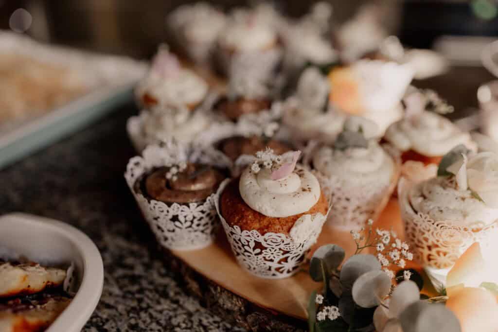 Hochzeits-Cupcakes mit Blumen und Zuckerdekoration.