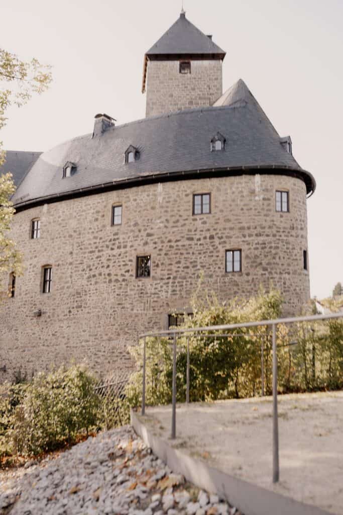 Mittelalterliches Schloss mit runder Turm und steilem Dach bei Hochzeit.