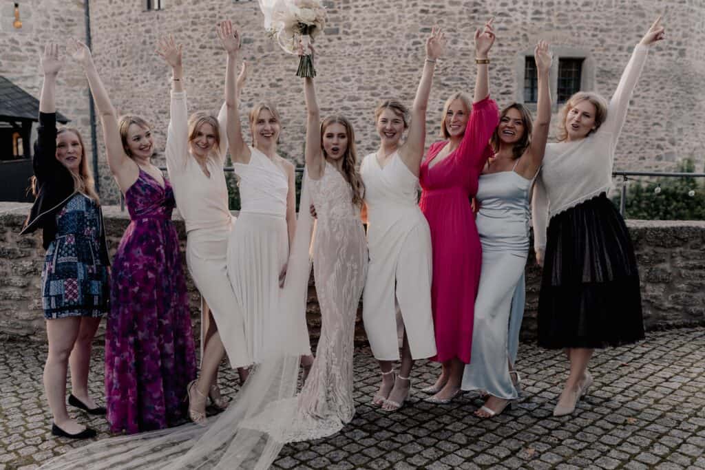 Hochzeitsgruppe mit Braut Miriam Weimer und Freundinnen.