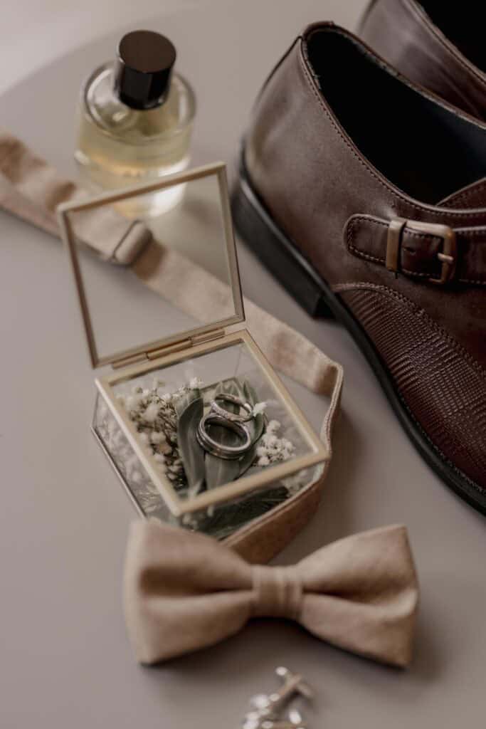 Schuhe, Ringe, Parfüm, Krawatte.