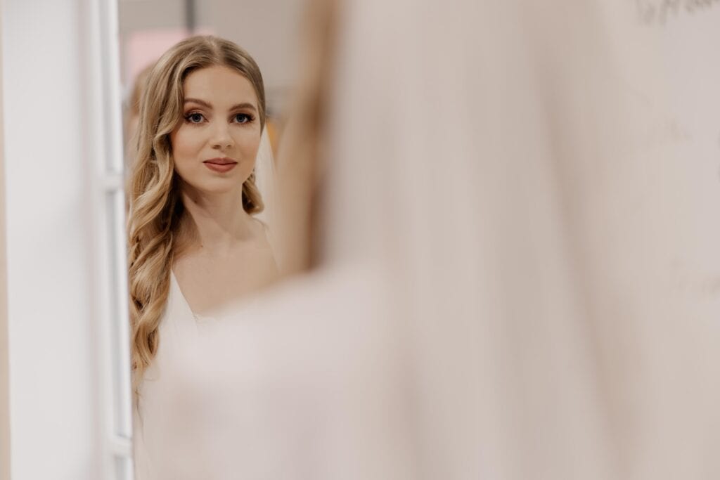 Miriam Weimer bei Hochzeitsvorbereitungen, Blick in den Spiegel.