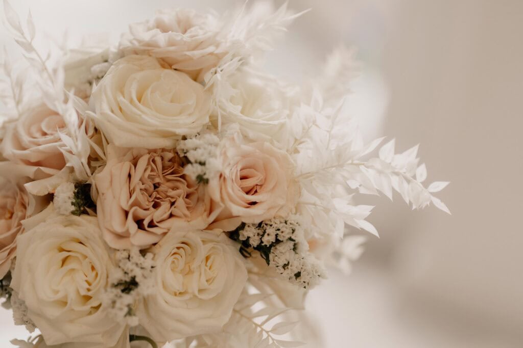 Eleganter Brautstrauß mit weißen und cremefarbenen Blumen.