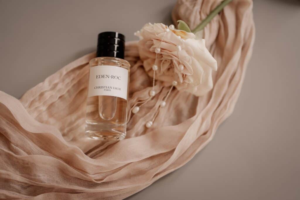 Eden-Roc Christian Dior Parfüm mit Blumen und Tuch.