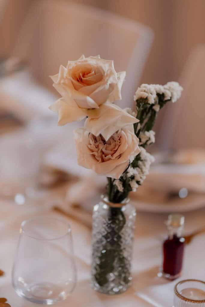Eleganter Blumenstrauß mit Rosen und Schleierkraut bei Hochzeit.