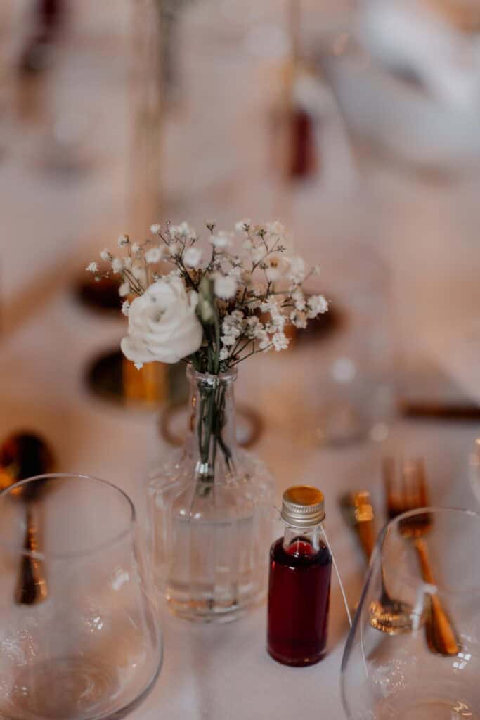 Elegantes Blumenarrangement mit weißen Blumen und Baby's Breath.