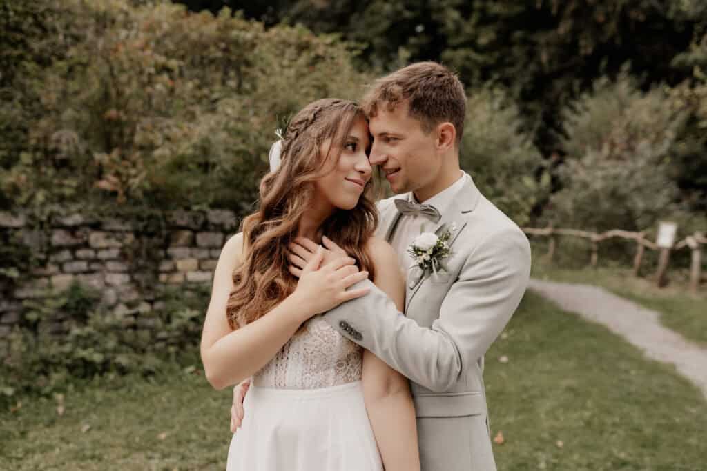 Braut und Bräutigam in Liebe bei ihrer Hochzeit im Freien.