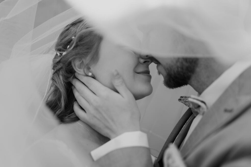 Braut und Bräutigam bei ihrer Hochzeit, Nahaufnahme, schwarz-weiß.