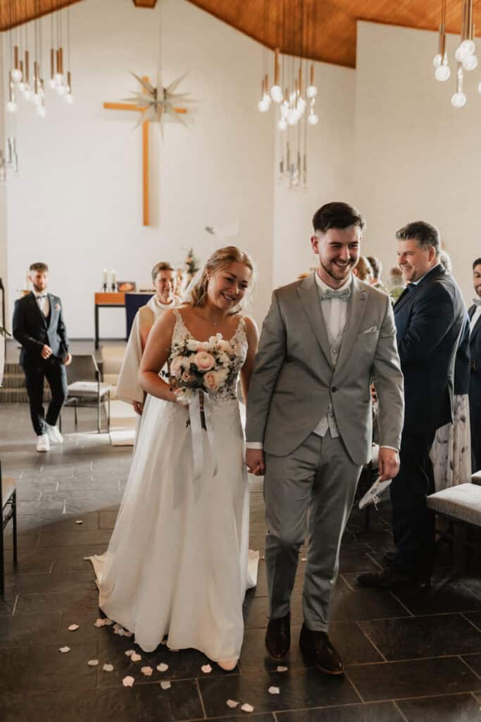 Hochzeitspaar bei der Trauung in einer modernen Kirche.