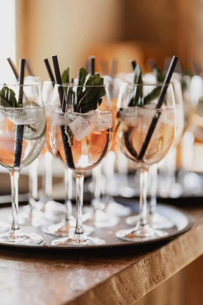 Erfrischende Sommer-Cocktails mit Minze und Eis.