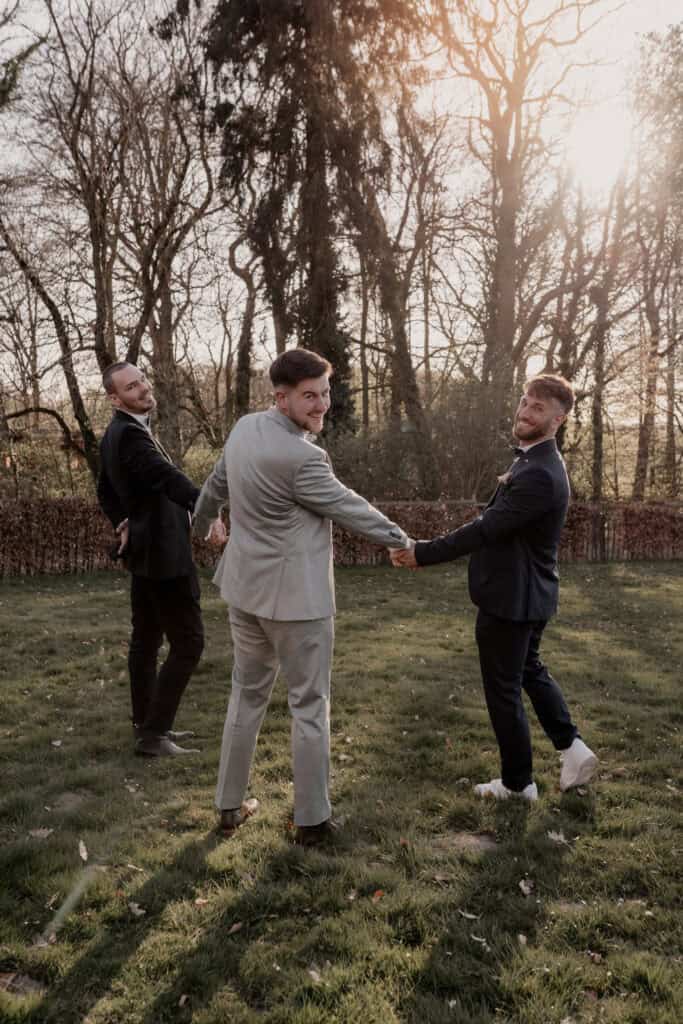 Miriam Weimer Hochzeitsfotografie: Zwei Männer beim Tanz im Freien bei Sonnenuntergang.