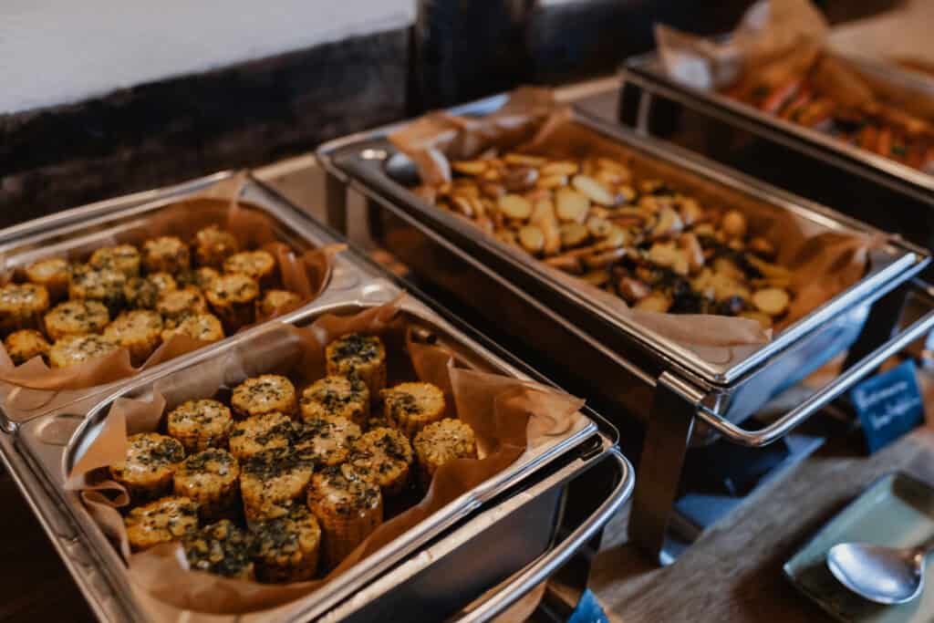 Verschiedene Sushi-Rollen auf einer Buffetplatte bei einer Hochzeit.