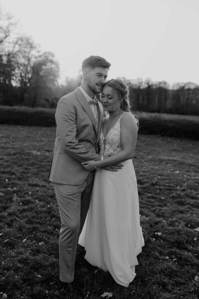 Brautpaar bei Hochzeit im Freien, romantisches Paar in eleganten Outfits.