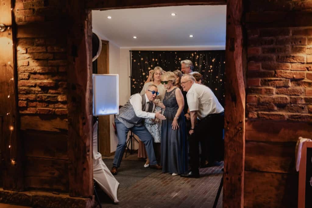 Hochzeitsparty mit Gästen in festlicher Atmosphäre bei Miriam Weimer.