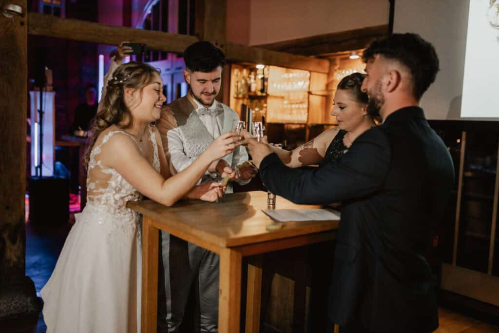 Hochzeitspaar bei der Trauung, glückliche Momente, Hochzeitsfotografie.
