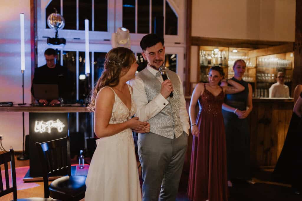 Hochzeitspaar bei der Feier, lachend und im Gespräch.