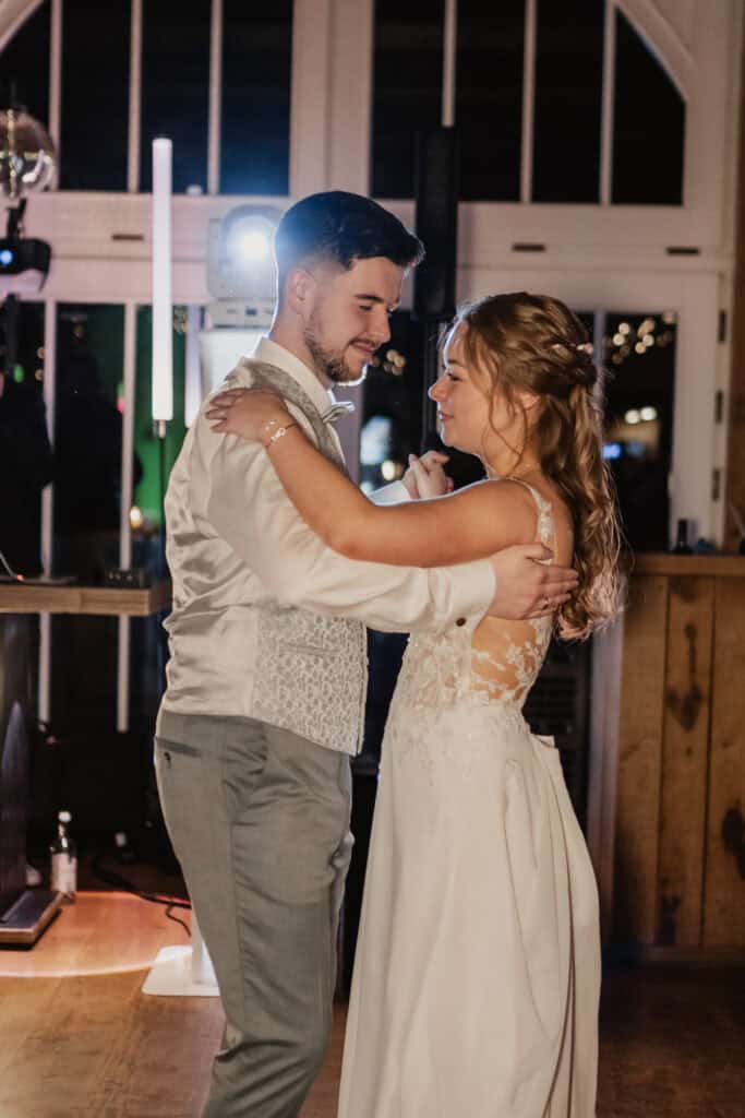 Braut und Bräutigam tanzen bei ihrer Hochzeit, romantische Stimmung.