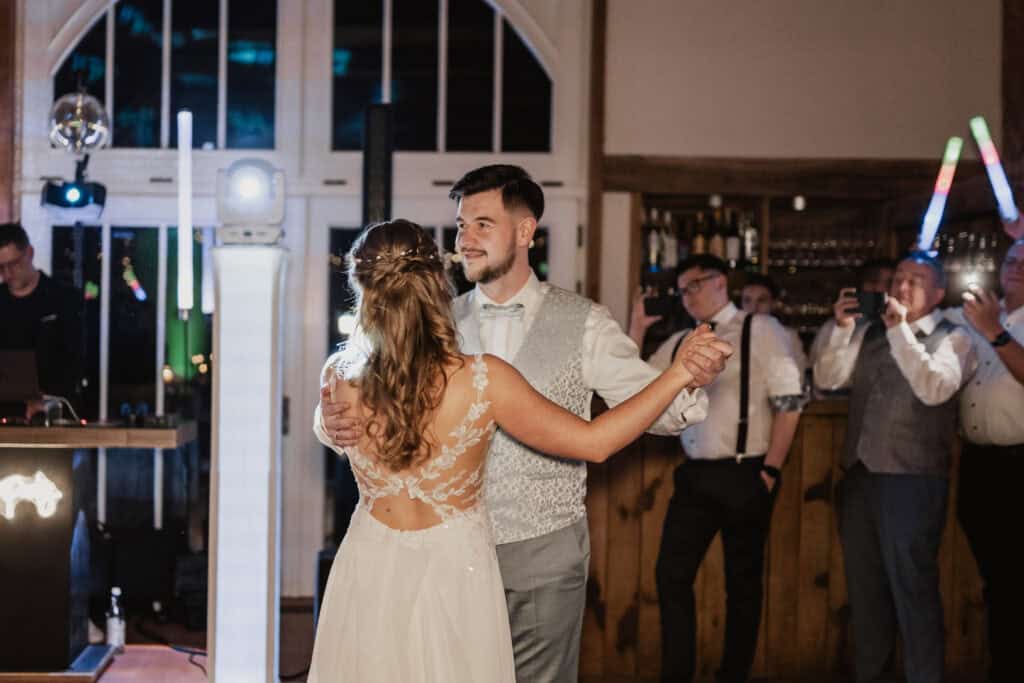 Braut und Bräutigam tanzen bei ihrer Hochzeit in einer festlichen Location.