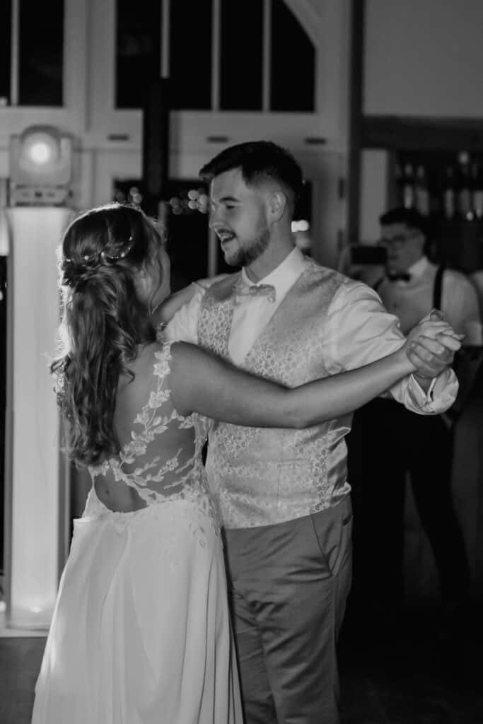 Braut und Bräutigam tanzen bei ihrer Hochzeit, glückliches Paar auf der Tanzfläche.