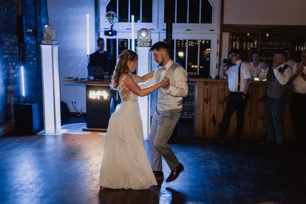 Braut und Bräutigam tanzen auf der Hochzeitsparty.