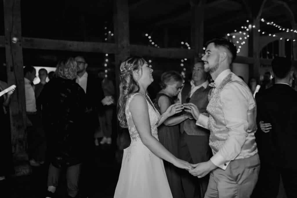 Braut und Bräutigam tanzen bei Hochzeit im festlichen Ambiente.