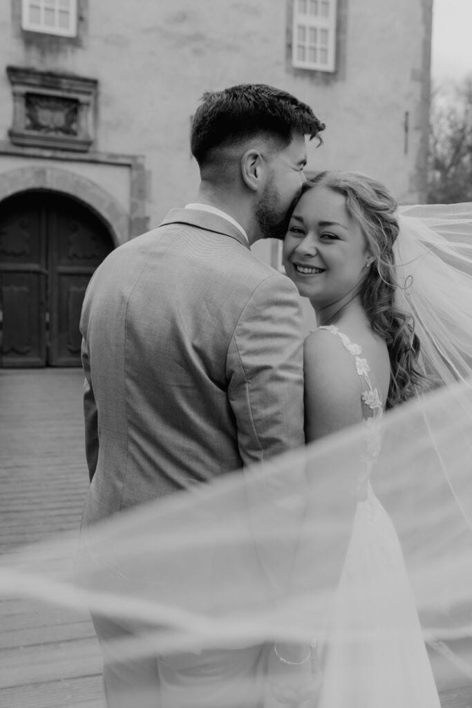 Hochzeitspaar bei einer romantischen Trauung im Freien.